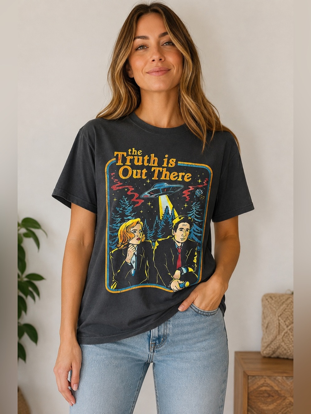 The X-Files “The Truth Is Out There” Women’s T-Shirt – Size Large